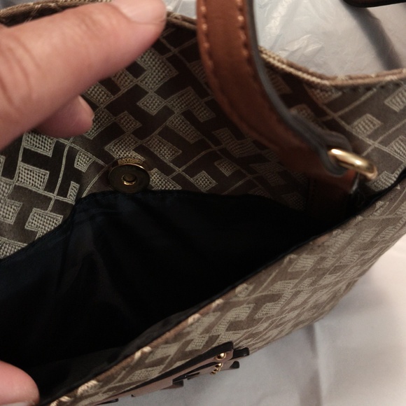 Tommy Hilfiger Woman Brown/Tan Shoulder Bag - Picture 8 of 16